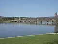 Le pont de l'avenue du Commonwealth -310 m de long- l'un des 2 ponts traversant le lac
