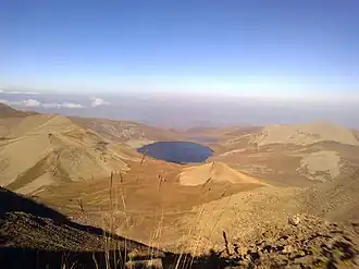 Vue du lac Sev dans le cratère.