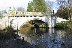 Lac et pont dans les jardins.