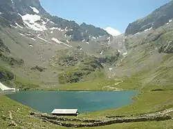 Le refuge et plus haut le col de la Muzelle (2&nbsp;613&nbsp;m)