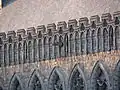 Détail du parapet ornemental gothique, avec une gargouille.
