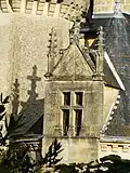 Lucarne en pierre à gable et pinacle.