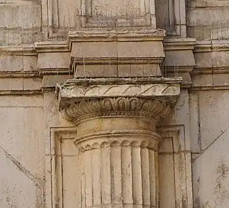 Chapiteau dorique à l'hôtel de La Mamye.