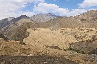 Approches de Lamayuru. Le paysage rocheux particulier a valu au lieu-dit d'être appelé populairement le Moonland (Terre de Lune).