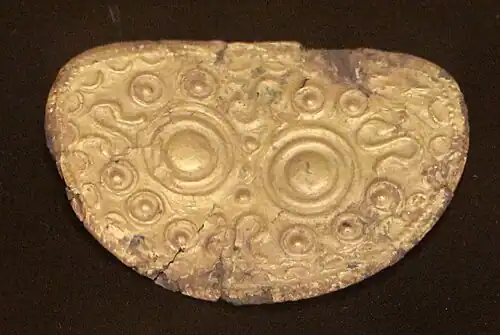 Plaques d'or recouvrant des fibules, nécropole de Guerruccia, tombe S1, 730-700 av. J.-C. Musée Guarnacci.