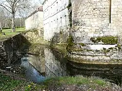 Les douves.