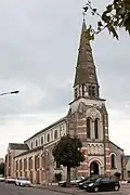 Le parvis et le clocher de l'église.