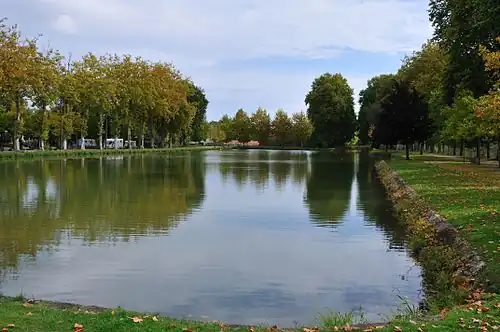 Canal de la Sauldre à Lamotte-Beuvron.