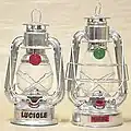 Lampe-tempête à pétrole actuelle (Guillouard, France) en acier étamé à chaud.