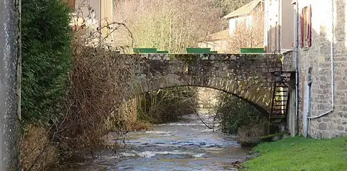 Vieux pont sur l'Azergues à Lamure