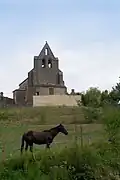 L'église vue des champs (août&nbsp;2011).