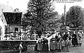 Le cimetière autour de l'église paroissiale Saint-Guénolé et le calvaire vers 1920 (carte postale Villard).