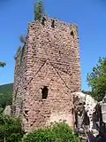 Le donjon carré dans le vieux château.