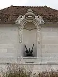 Un lavoir, sa fontaine à l'extérieur.
