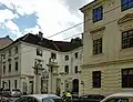 Vue du palais avec les bâtiments des ailes sur la rue