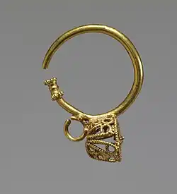 Un panier, boucle d'oreille typique des Lombards au VIe&nbsp;siècle.