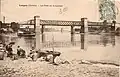 Les trois ponts: suspendu, métallique, ferroviaire. Le pont métallique n'est pas encore achevé.