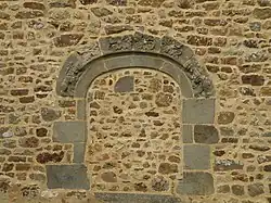 Le portail sud muré de l'église.