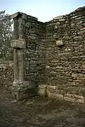 Naissance occidentale des grandes arcades sud de la nef. Plus aucune trace d'arc sur cette naissance d'arcade. À noter les corbeaux du mur occidental.
