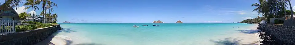 Plage aux eaux turquoises située à Hawaï.