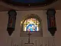 Vitrail du baptême du Christ et statues de saint Jean-Baptiste et du Christ aux liens.