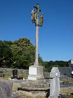 Le calvaire de l'enclos paroissial : vue d'ensemble.