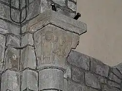 Chapiteau sculpté.