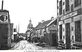 Lanouée : une rue du bourg vers 1920 (carte postale).