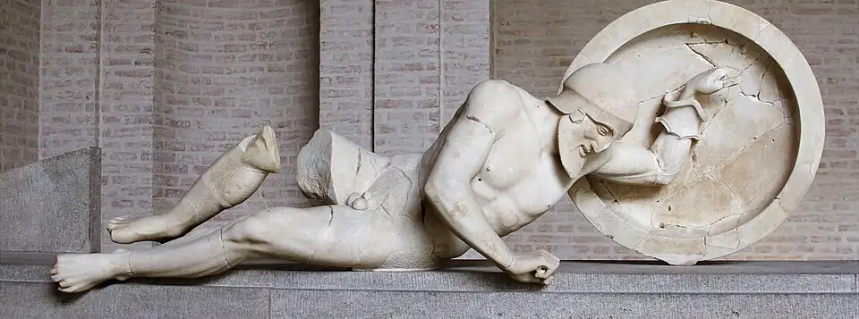 Guerrier nu (Laomédon ?). Fronton Est, angle gauche, L 1,845 m. Déjà « style sévère », 490-480.
