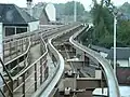La voie depuis la station Vaux avec ses pistes de roulement et ses guides latéraux, ainsi que le câble tracteur avec ses poulies de guidage.