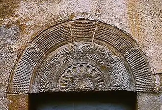 Le tympan de la maison Reynes.