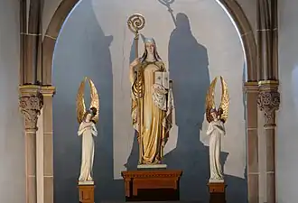 Statues du chœur, sainte Odile entre deux anges (XXe&nbsp;siècle).