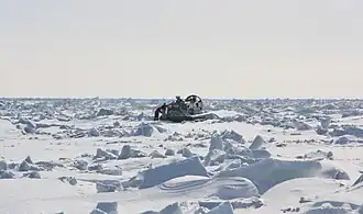 Circulation d'un aéroglisseur Hovercraft Hivus-10 sur la banquise.
