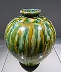 Grande jarre décorée de glaçures « trois couleurs », dynastie Tang, VIIIe&nbsp;siècle. Matsuoka Museum of Art, Tokyo