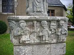 Frise du socle.
