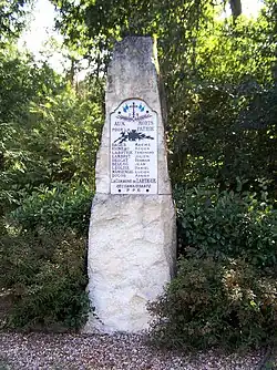 Le monument aux morts près de l'église (août&nbsp;2012).