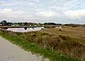 Le polder (ancien marais) du Ster Kerdour et un étang (bassin de lagunage recevant les eaux de drainage).