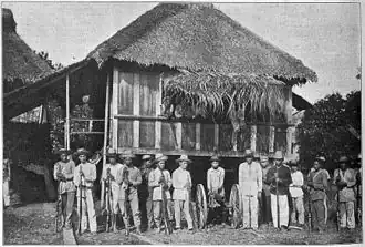 Description de l'image Las tropas del teniente coronel Tecsón en Baler (mayo de 1899, La Ilustración Artística, M. Arias y Rodríguez).jpg.