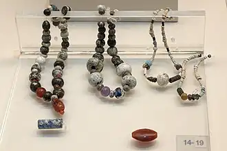 Perles en verre, faïence, améthyste et cornaline, XVe siècle av. J.-C. Asine, Chambre Tombe V.