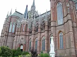 La façade latérale sud-est de la cathédrale. À l'arrière-plan, la croisée du transept est dominée par la tour-lanterne.