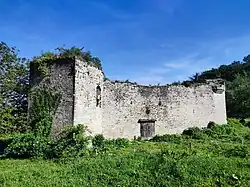 Nord-ouest : tour d'angle et vestige de l'échauguette. L'ouverture date du XIXe&nbsp;siècle.