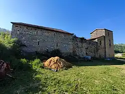 Vue sud-est : maison forte XIIIe&nbsp;siècle et tour-porche.