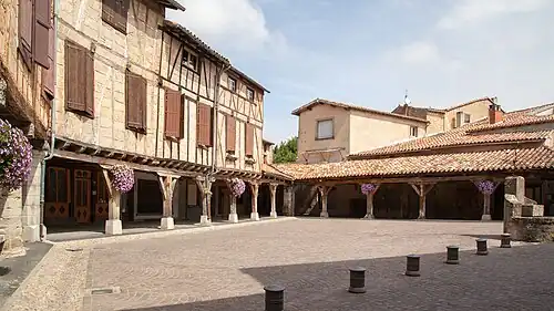 La place centrale et les halles.