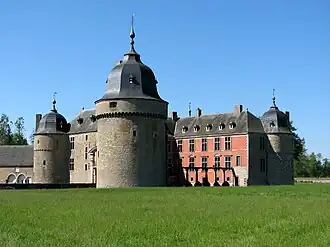 Le château de Lavaux-Sainte-Anne près de Rochefort.