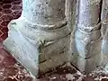 Bases des piliers des grandes arcades.