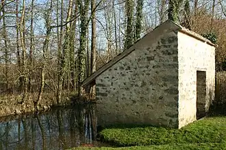 Le Lunain traversant le hameau de Launoy, sur Blennes.