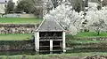 Aperçu du lavoir-séchoir daté du XVIIe&nbsp;siècle et situé au cœur du parc de l'Abbaye (avant sa rénovation).