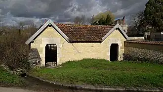 Accès au lavoir.