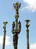 Le calvaire de Laz : partie sommitale (le Christ en croix et les deux larrons).