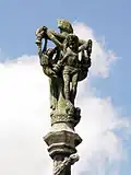Le calvaire de Laz : partie sommitale (Christ en croix entouré de deux anges aux calices).